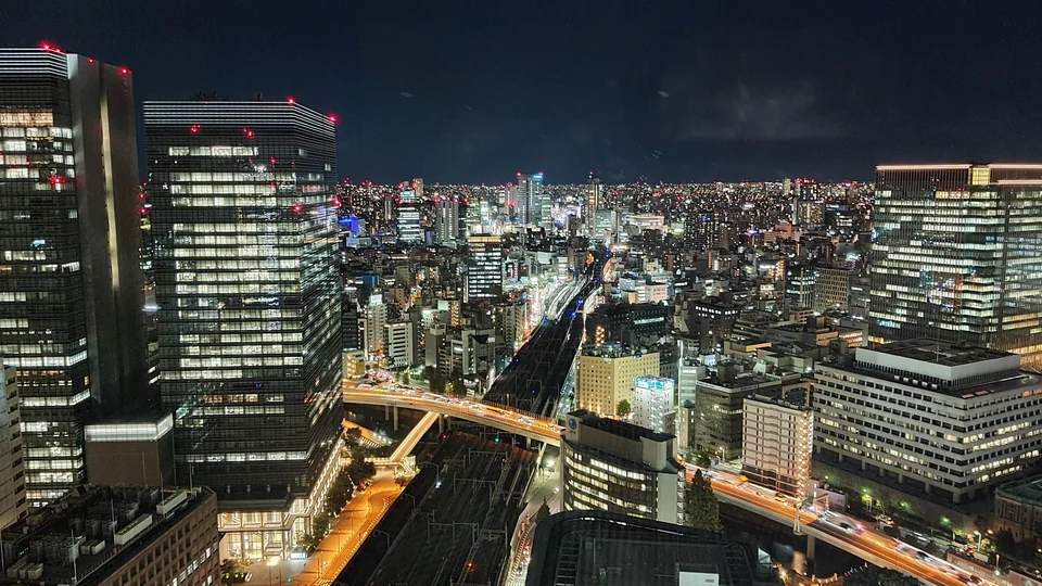 從飯店高處望向東京的鐵道、街道與夜色