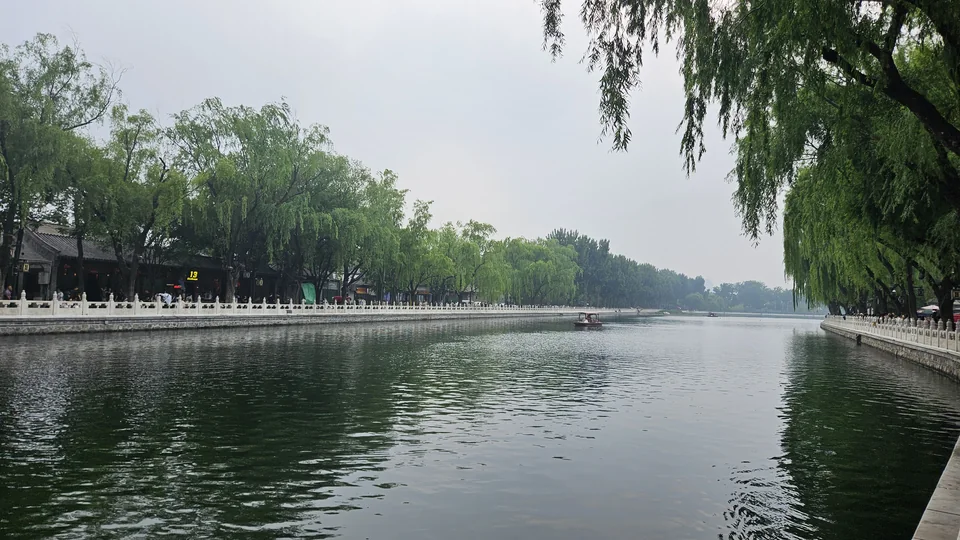 後海北沿水面與兩岸垂柳