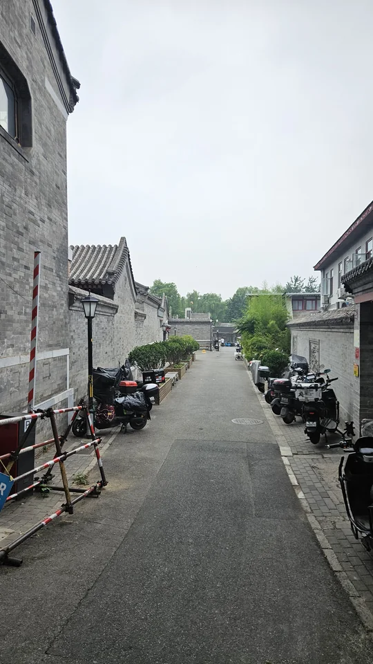 大石碑胡同灰牆與街道