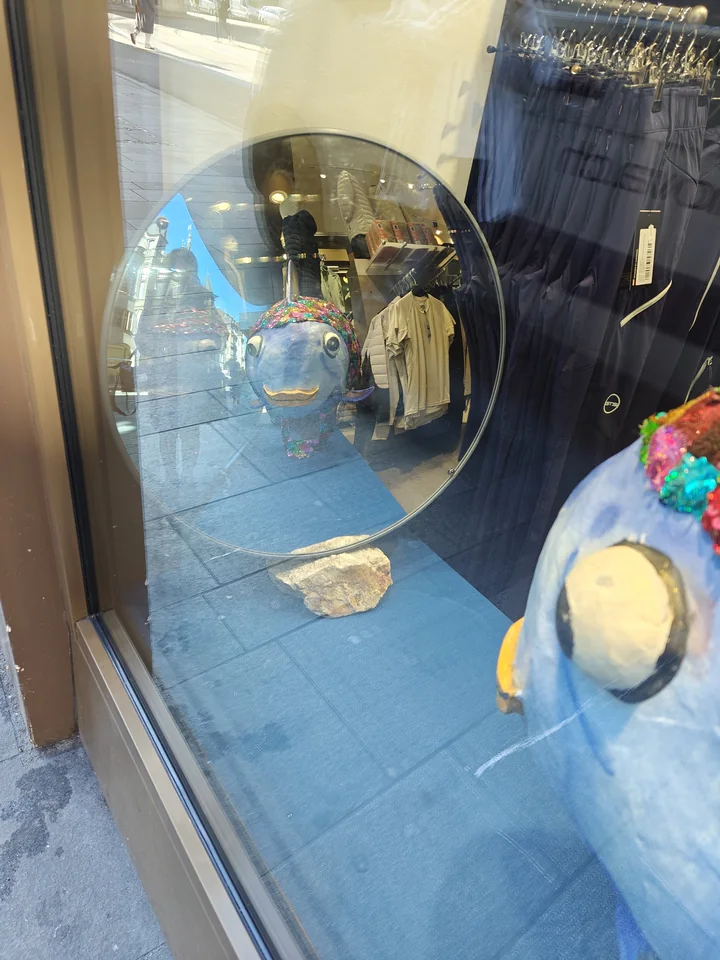 巴塞爾街角精品櫥窗與大眼魚趣味藝術裝置
