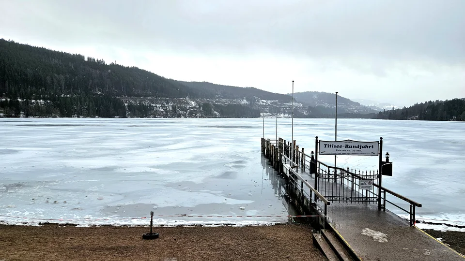 蒂蒂湖 Titisee 結冰湖面、遊船碼頭與黑森林雪景