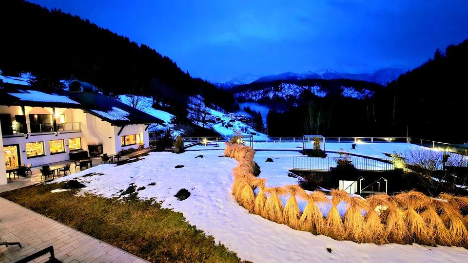 暮色藍調時刻 Das Graseck 飯店全景與阿爾卑斯雪山