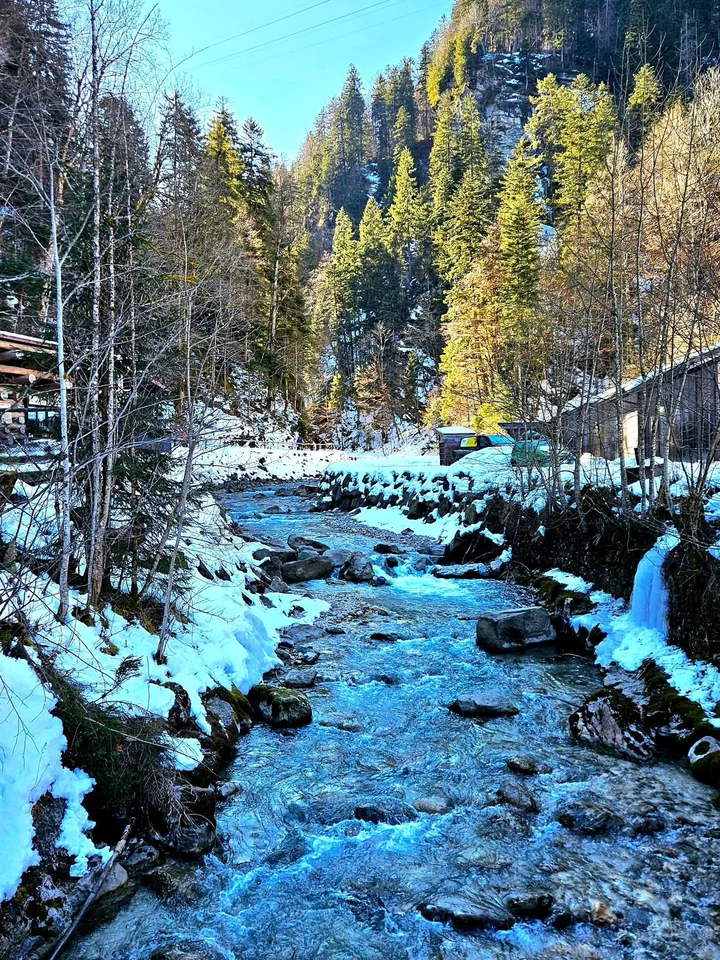峽谷出口處開闊的雪山谷地