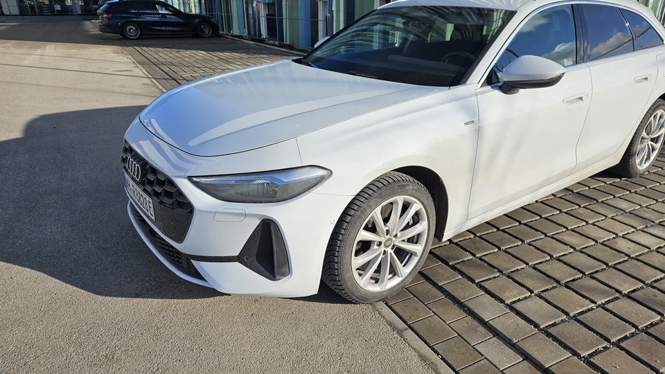 陪伴15天的白色 Audi A5 Avant 旅行車