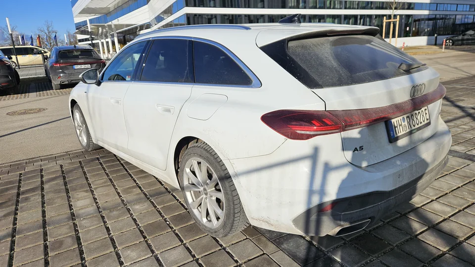 Audi A5 Avant 車尾銘牌與雪泥勳章