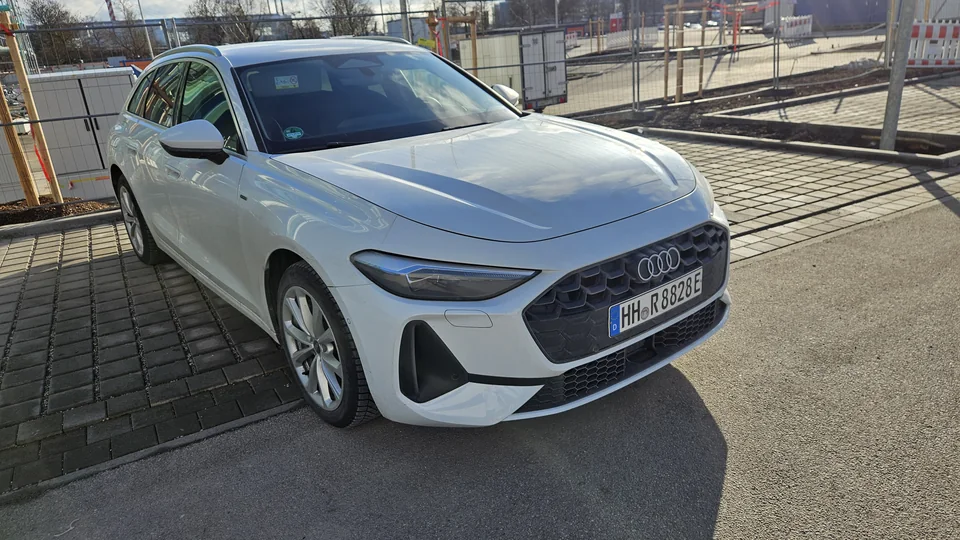 白色 Audi A5 Avant 斜側流線英姿全景