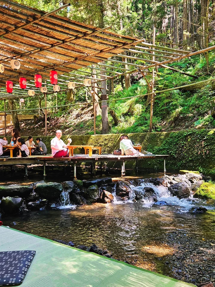 貴船川溪流上方的川床座席