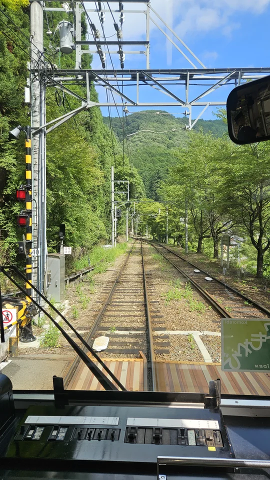 叡山電鐵駕駛室前方的綠色山林