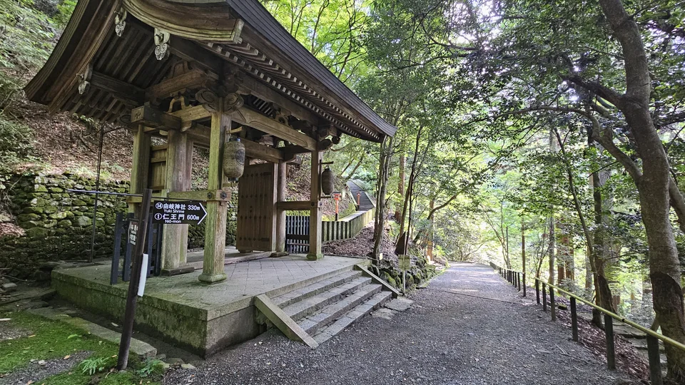 鞍馬寺森林裡的中門與石板參道