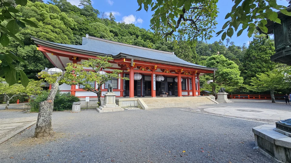 藍天下的鞍馬寺本殿金堂