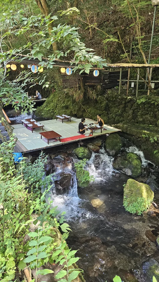 貴船川急流上方架設的川床座席