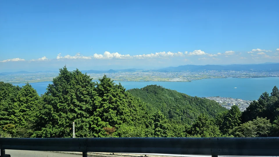 比叡山道路旁展開的琵琶湖全景