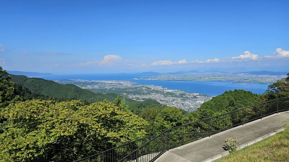 坂本纜車站前俯瞰琵琶湖的開闊景色