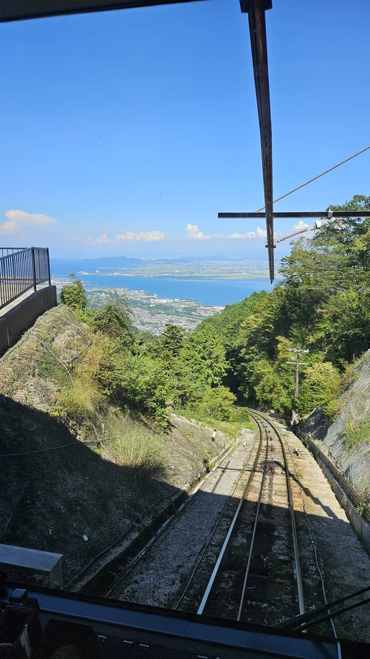 坂本纜車沿陡峭軌道往滋賀方向下山
