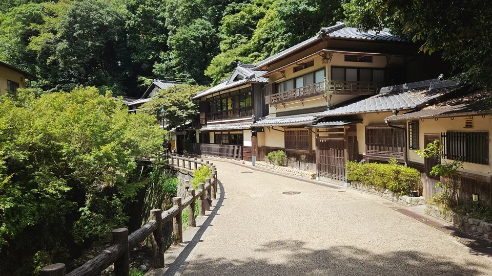 樹蔭裡的箕面溪谷步道