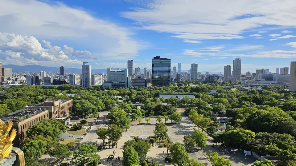 從大阪城八樓展望台俯瞰公園與市區