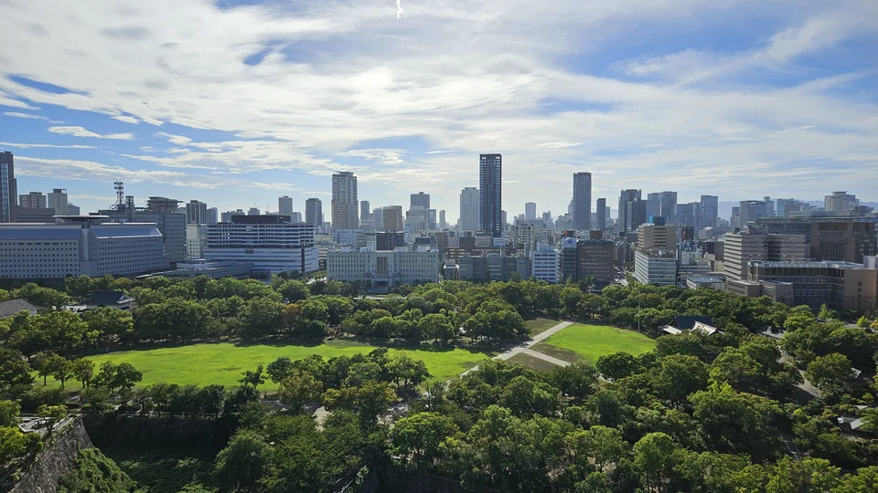 八樓展望台另一側的草坪與大阪市區