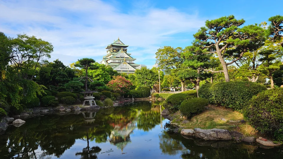 大阪城與本丸日本庭園池水倒影