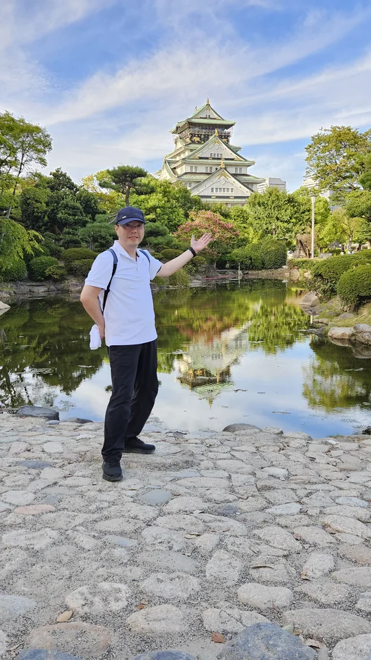 作者站在大阪城日本庭園池畔