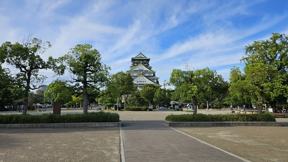 從林蔭大道回望大阪城天守閣